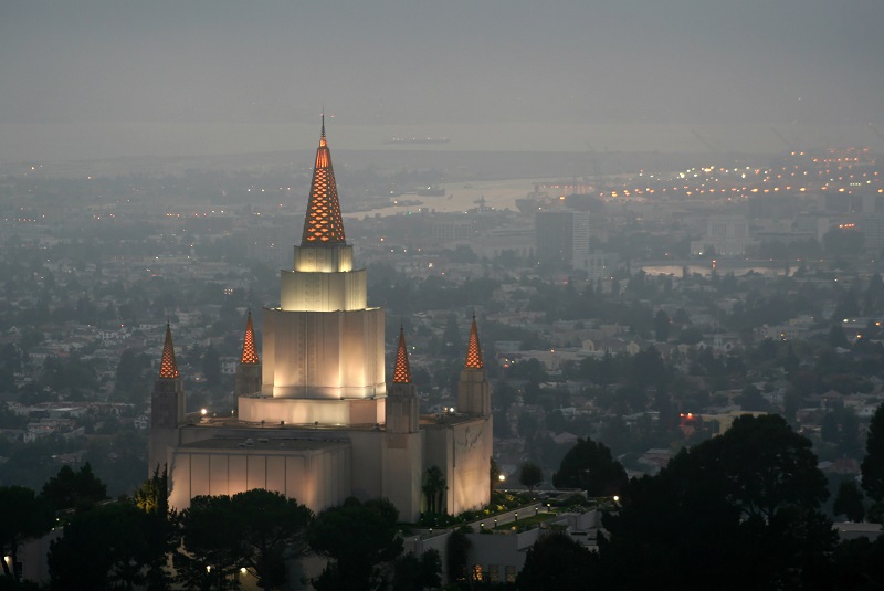 Image of the Oakland California temple in the public domain.
