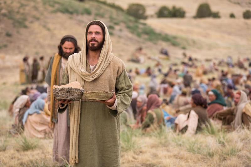 Jesus miraculously feeds the 5000. Image via lds.org.