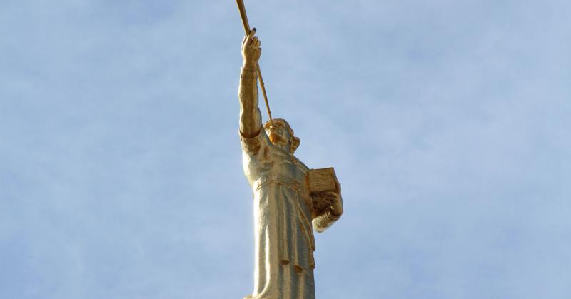 Photograph of Angel Moroni atop the Los Angeles Temple by Steve Mortensen